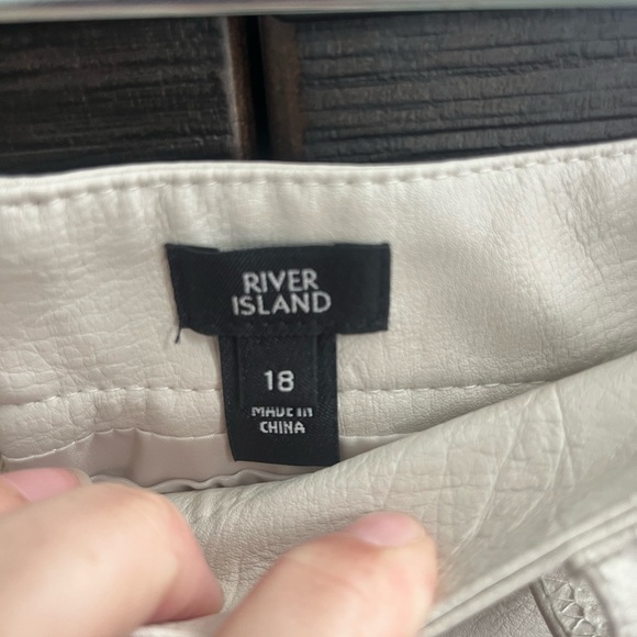 Elegant Cream Skirt Faux Leather Size 16 - Picture 4 of 5